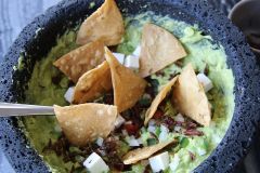 2. Frühstück .... Guacamole mit frittierten Heuschrecken YUMMY 