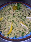 Couscous-Salat mit Kichererbsen, gebratenen Zucchini, Curry