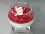 Panna cotta mit Himbeerkompott