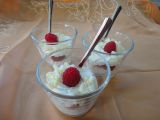 Quarkcreme mit weißer Schokolade u. Himbeeren Quarkcreme mit weißer Schokolade u. Himbeeren