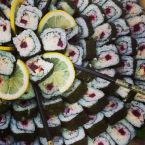 Euro-Asistisch Sushi mit geräucherte Forelle 