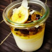Passionsfruchtjoghurt mit Vanille-Honig und Nuss-Topping Passionsfruchtjoghurt mit Vanille-Honig und Nuss-Topping