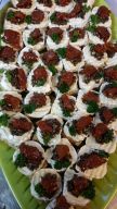 Ziegenkäsehappen mit Tapenade Ziegenkäsehappen mit Tapenade