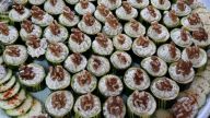 Zucchini-Türmchen mit Walnuss-Käsecreme gefüllt